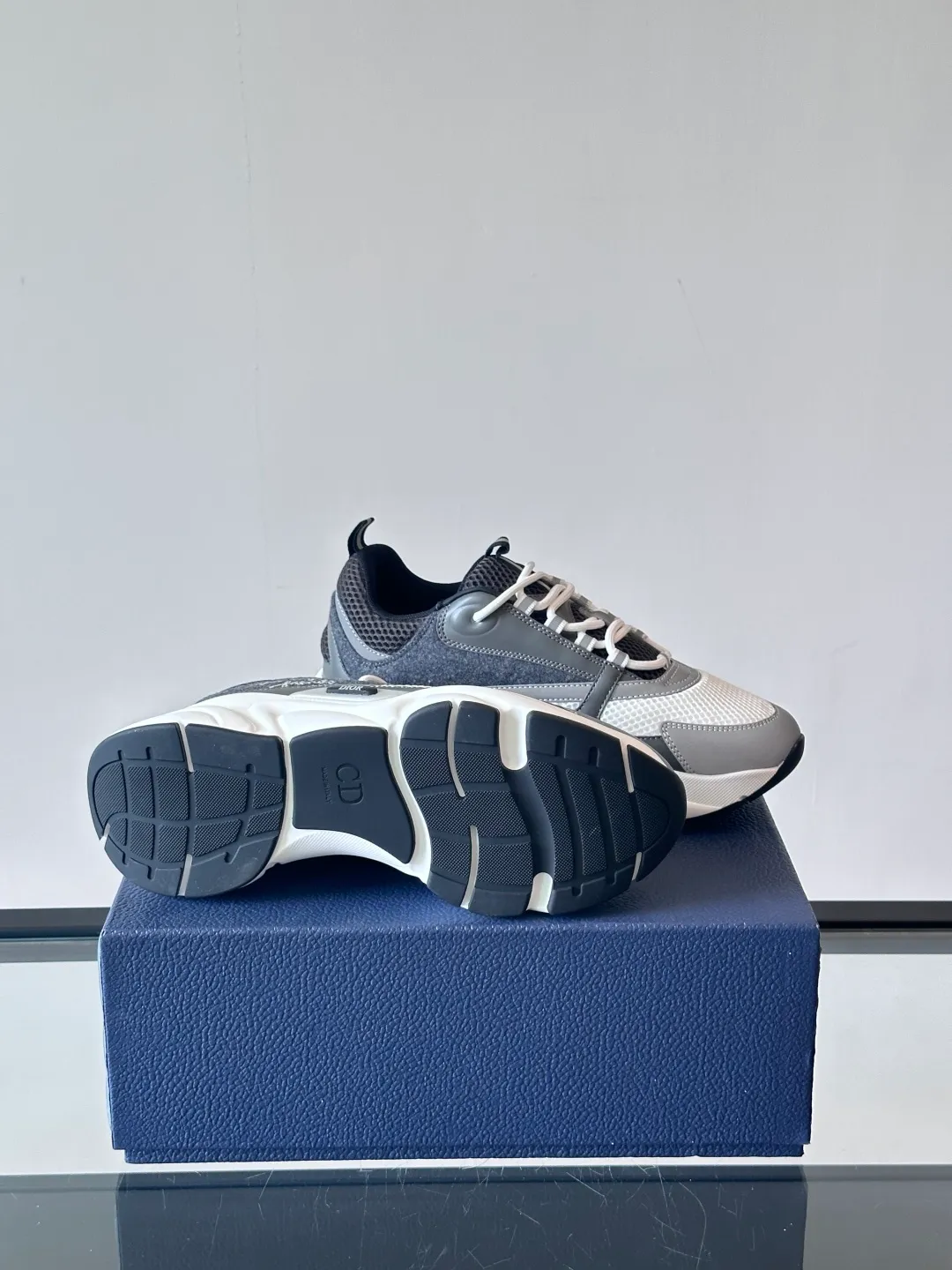 Factory price: 480💰 ◾️▫️Dior D®️ x 🆕 (high version) B22 men's jogging fashion sneakers, this single product draws inspiration from retro jogging shoes. It adopts a thick low-top design, with an upper made of black cow leather and mesh fabric, and a black and white engraved rubber sole. Black mesh fabric tongue and heel counters complement black laces, with an embossed "Di~r" logo embellishment on the side. These sneakers can be mixed and matched with a classic suit for a sporty chic look! Size: 39-45 (38, 46, 47 can be customized)